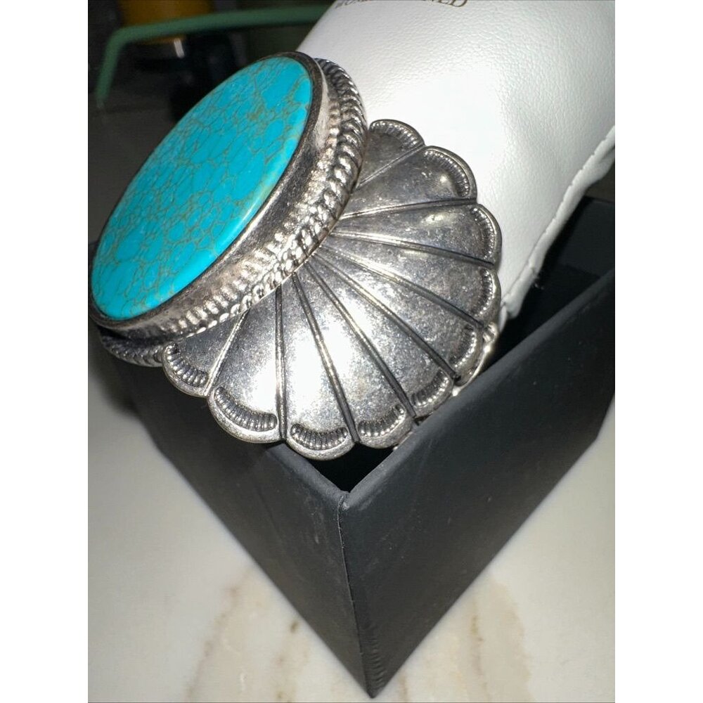 Vintage-Style Bracelet With Faux Turquoise Stone & Silver-Tone Scalloped Design